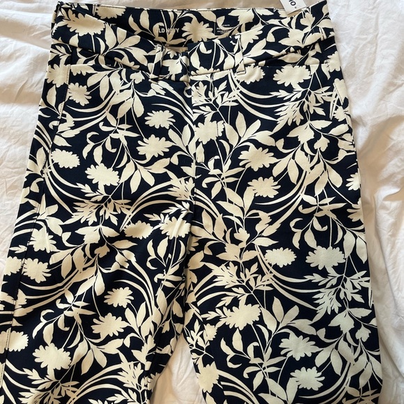 Old Navy Pixie Pants - Picture 4 of 5